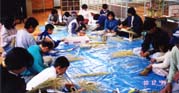小学校でのわら細工風景
